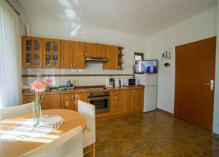 Lägenhet With Parking Space - 6984